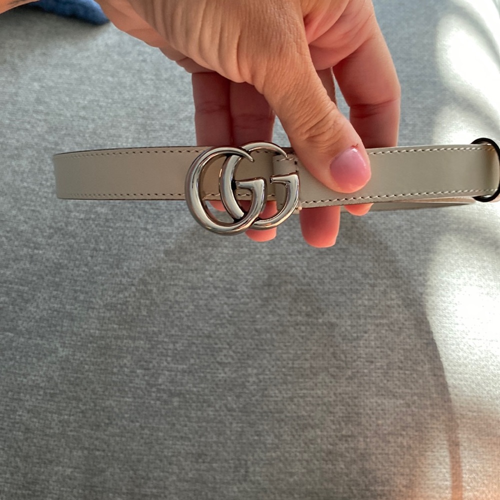 White Gucci thin belt w/ silver hardware